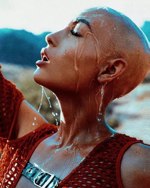 模特被剃光头视频,勇敢挑战自我,展现无畏风采